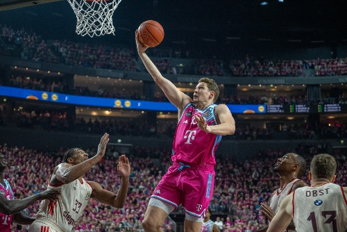 Telekom Baskets Bonn vs FC Bayern München Basketball Patrick Heckmann (33, Telekom Baskets Bonn) mit Zug zum Korb