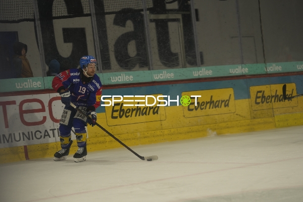 Steve Kellenberger (19; EHC Kloten) mit Puck