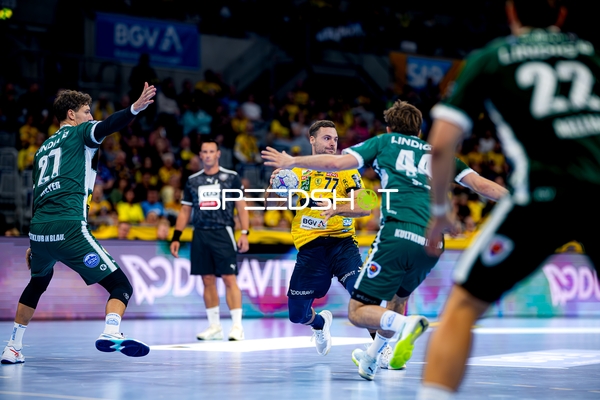 Dani Baijens (77; Rhein Neckar Löwen) wirft aufs Tor