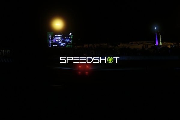 Rennfahrzeug bei Nacht am Nürburgring