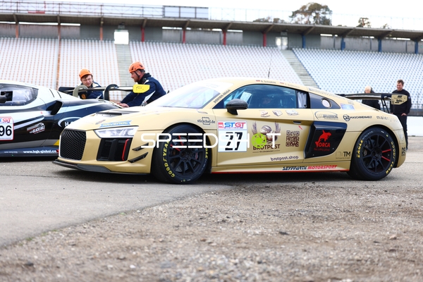 Rennwagen Nummer 27 beim Boxenstopp