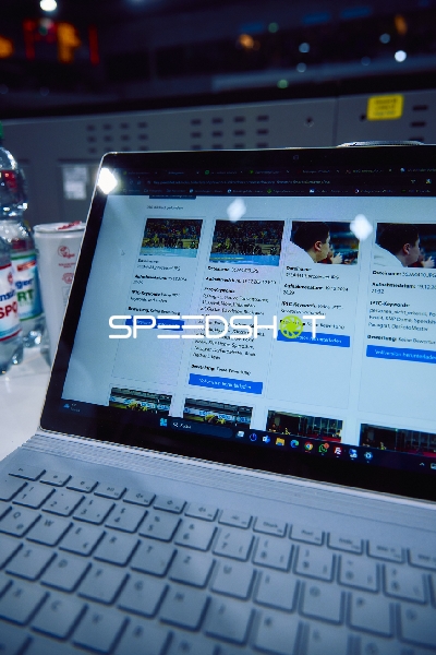 Laptop-Bildschirm wird betrachtet