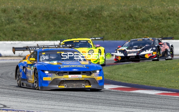 Drei Fahrzeuge auf der Rennstrecke