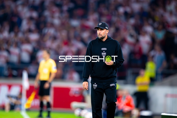 Trainer Sebastian Hoeneß (Trainer; VfB Stuttgart) an der Seitenlinie