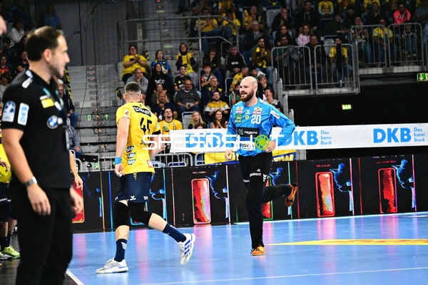 Mike Jensen läuft auf dem Spielfeld