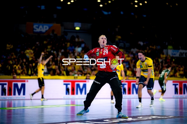 David Späth (29; Rhein Neckar Löwen) steht bereit im Tor