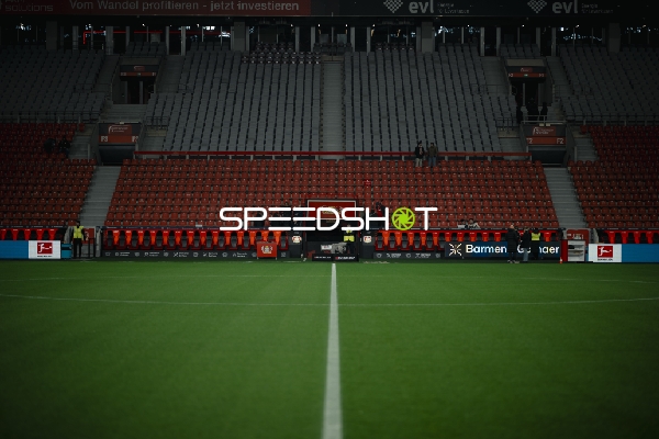 Leeres Spielfeld in BayArena