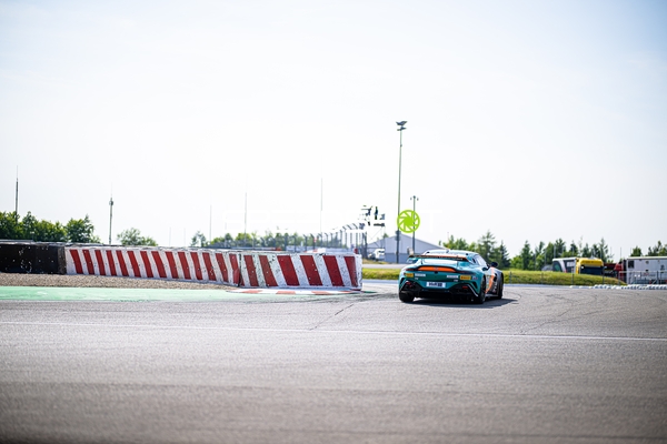 Rennfahrzeug auf der Rennstrecke