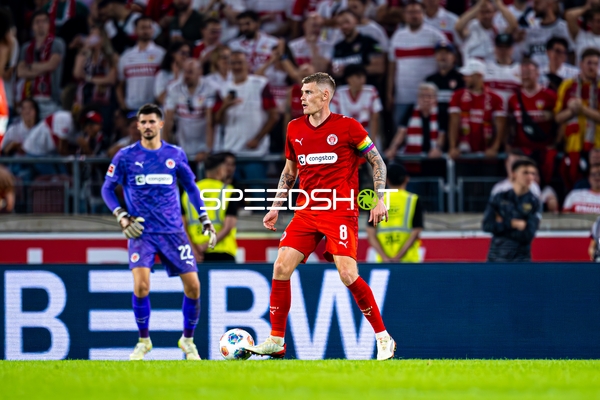 Spieler mit Ball und Torwart