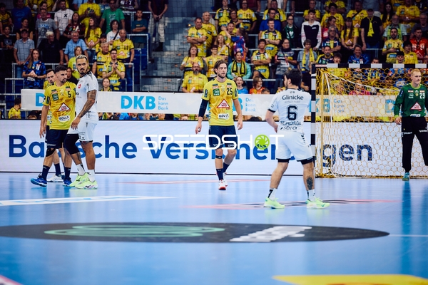 Spieler von Rhein Neckar Löwen und MT Melsungen bereiten sich auf den Angriff vor.