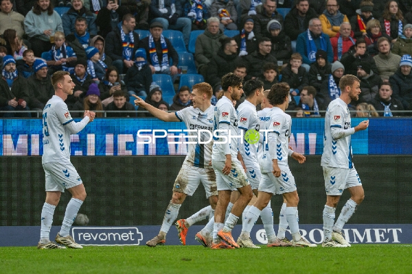 Spieler feiern gemeinsam