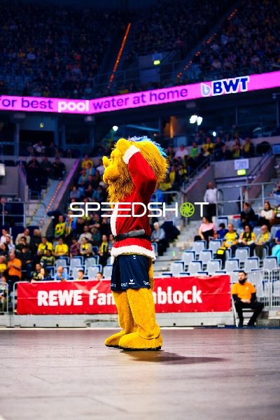 Das Maskottchen der Rhein Neckar Löwen heizt die Menge auf.