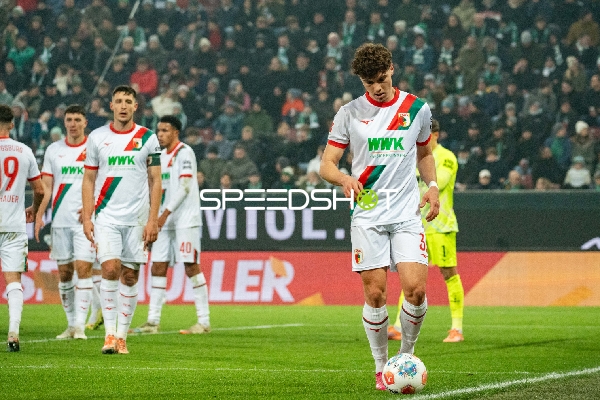Spieler von FC Augsburg in Aktion