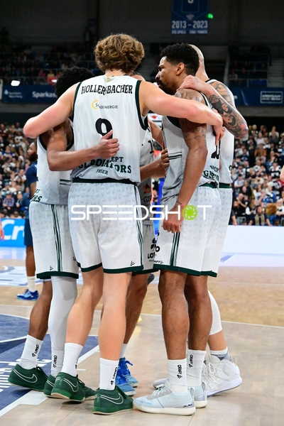 Marco Hollersbacher (9; Gladiators Trier) und Teamkollegen feiern