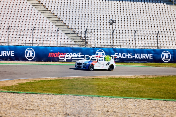 Henry Cerny fährt durch die Sachs-Kurve