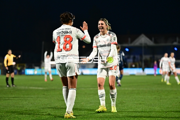 Spielerinnen feiern gemeinsam