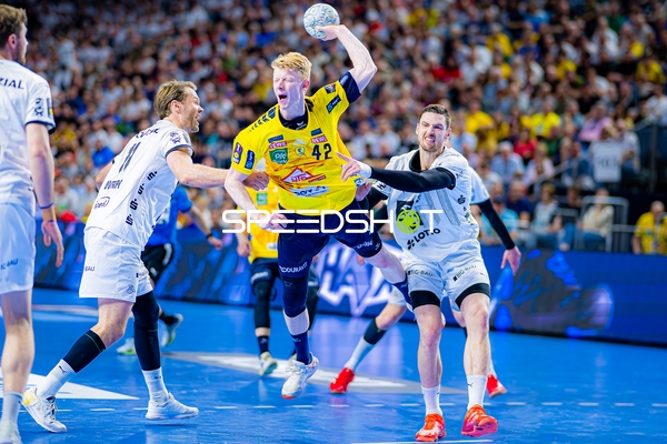 Jon Lindenchrone Andersen (42, Rhein Neckar Löwen) im Wurfversuch