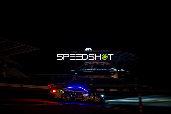 Fahrzeug auf der Rennstrecke