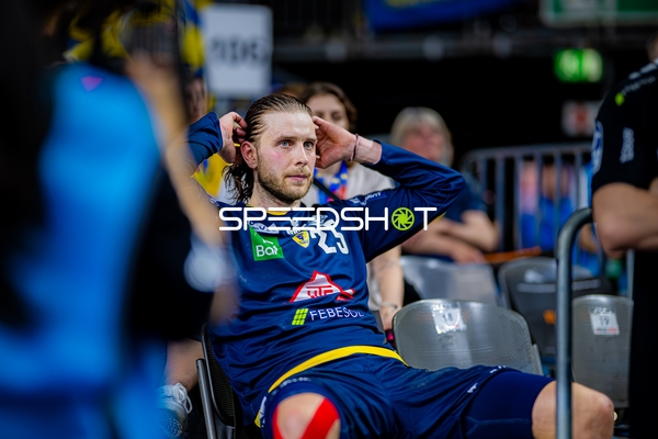 Maximilian Kochendörfer entspannt auf der Bank