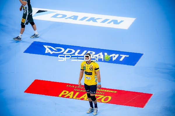 Halil Jaganjac (45; Rhein Neckar Löwen) positioniert sich