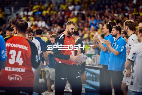 Spieler von THW Kiel beim Einlaufen und Händeschütteln vor dem Spiel.