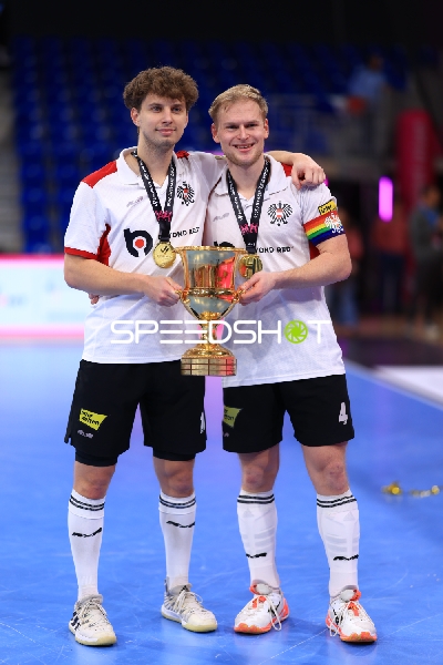 Europameister Marcin NYCKOWIAK (10; Österreich) mit Pokal
