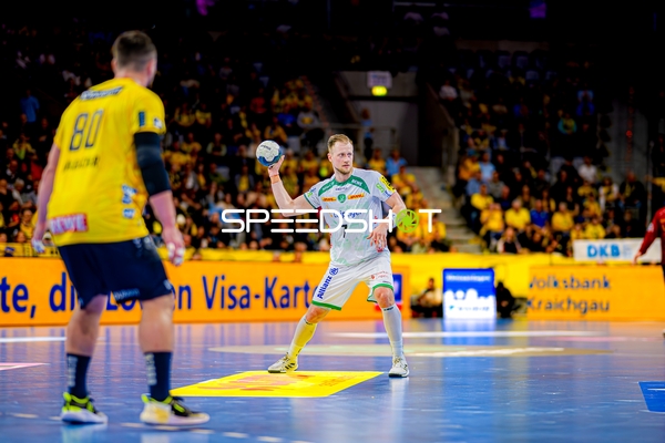 Luca Witzke (7, SC DHfK Leipzig) mit Ballwurf