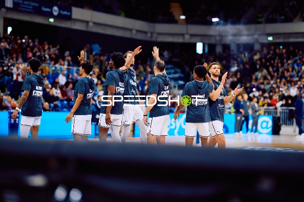 Spieler wärmen sich vor dem Spiel auf