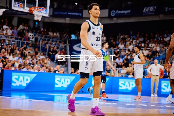 Spieler läuft Nicholas Tischler (33;Niners Chemnitz)