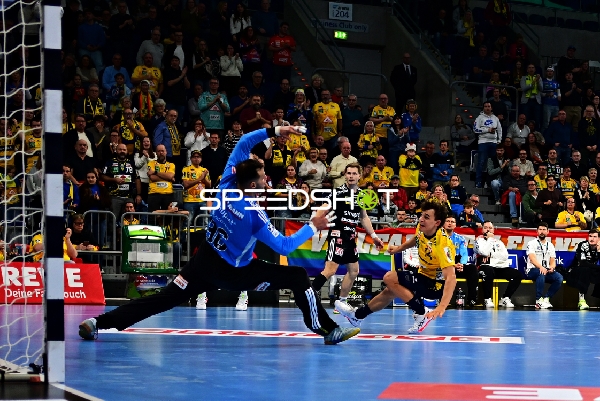 Christopher Bissel (21; HC Erlangen) und Gino Steenaerts (14; Rhein Neckar Löwen) in Aktion