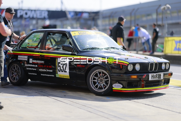 Klassischer Rennwagen in der Boxengasse