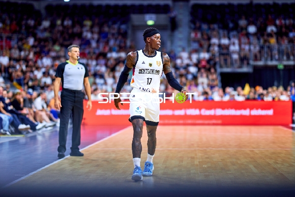Dennis Schröder (17; Deutschland) auf dem Court