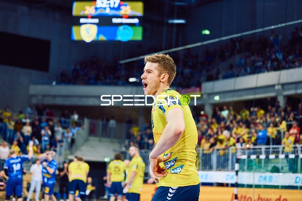 Juri Knorr von den Rhein Neckar Löwen jubelt während des Spiels.