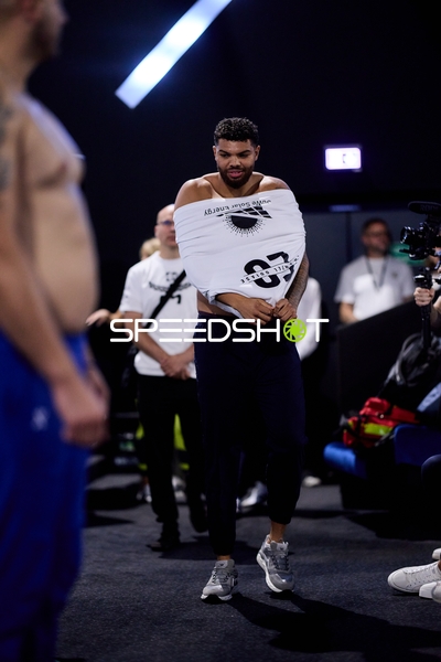 Ringside-Zone Face-Off