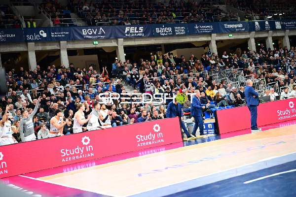 Szene mit Fans und Teammitgliedern am Spielfeldrand