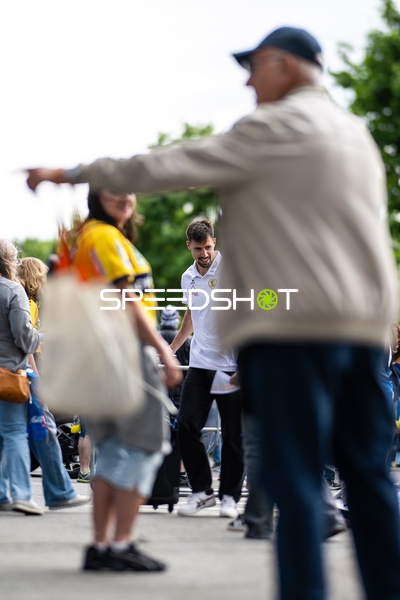 Person zeigt nach links