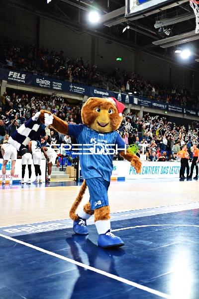 Basketball-Szene mit Maskottchen Accy (99; MLP Academics Heidelberg)