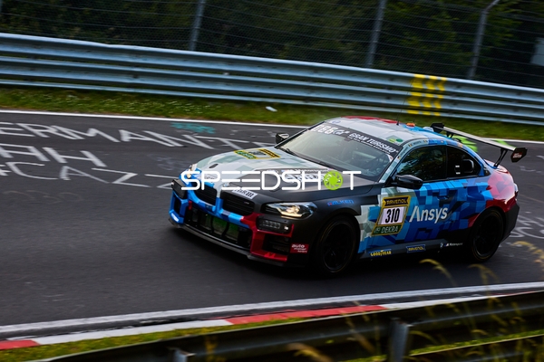 Rennfahrzeug auf der Rennstrecke