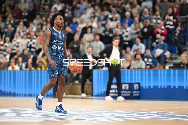 DJ Horne (0; MLP Academics Heidelberg) mit Ball in Aktion