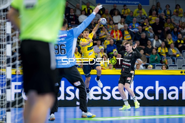 Gino Steenaerts (14; Rhein Neckar Löwen) und Yannik Bialowas (7; HC Erlangen) in Aktion