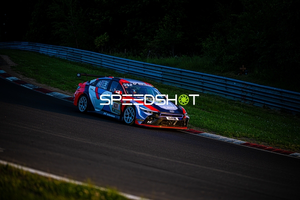 Rennfahrzeug auf der Rennstrecke