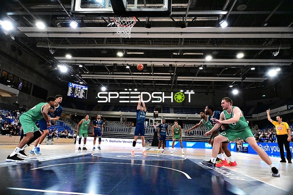 Samuell Williamson (10; MLP) wirft auf Korb