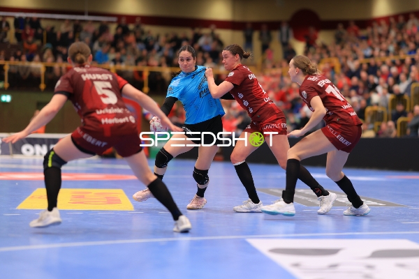 Szene mit Lena Sophia Degenhardt (8; HSG Bensheim/Auerbach) und Matilda Ehlert (10; HSG Bensheim/Auerbach)