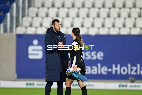 Trainer und Torhüterin