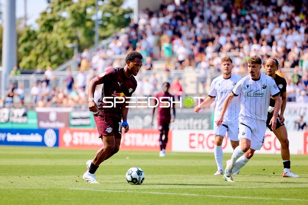 Duell um den Ball im Pokal