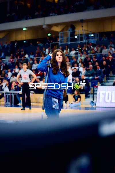 Reinigungsaktion am Spielfeldrand