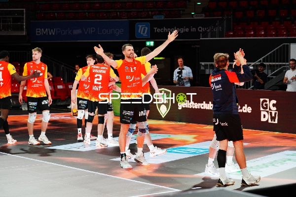 Spielszene mit Jonathan Downs (17; BADEN VOLLEYS SSC Karlsruhe), Maximilian König (18; BADEN VOLLEYS SSC Karlsruhe) und Denir Hadzic (3; BADEN VOLLEYS SSC Karlsruhe)