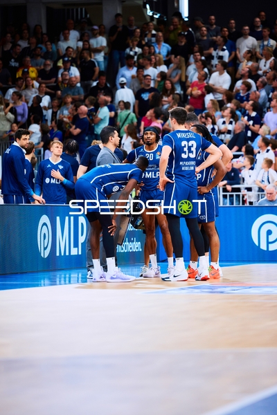 Michael Weathers (20, MLP Academics Heidelberg) und Ryan Mikesell (33, MLP Academics Heidelberg) in Auszeit