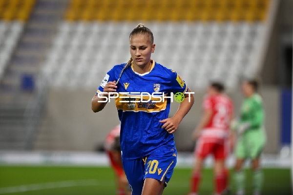 Spielerin Steffi Schmid (20; CZJ) in Aktion