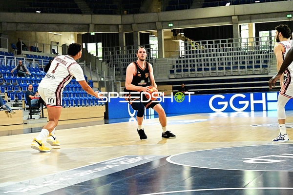 Alonzo Verge (11; Rasta Vechta) mit Ball auf dem Court